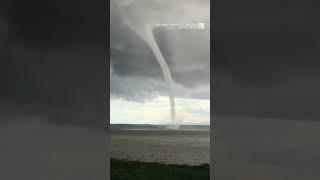 Une spectaculaire trombe marine a été observée jeudi sur le SaintLaurent près de CapSaintIgnace [upl. by Epifano85]