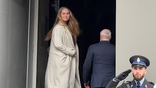 Eerste blik op Amalia Prinses komt aan bij Paleis op de Dam voor staatsbanket [upl. by Giavani54]