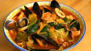 Spicy seafood and meat mixed noodle soup Jjamppong 짬뽕 [upl. by Ralyks545]