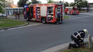 Uitslaande brand verwoest bedrijfspand in Leeuwarden [upl. by Hebel]