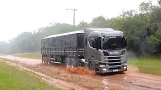 SCANIA R450 ACELERANDO NO BARRO [upl. by Nnaael]