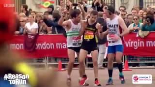 London Marathon 2017  Swansea Runner Helps Man Finish Race [upl. by Armahs]