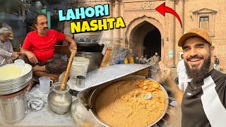 Lahore ki sab se purani food street 😍 aur VIP lahori nashtey 😋 [upl. by Fancie]