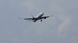 Delta Airlines Boeing 757200 Landing into JFK Via Canarsie Approach [upl. by Alyar]