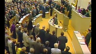 9 November 1989  Auf Reaktion des Mauerfalls singt der Bundestag spontan die Nationalhymne [upl. by Ainek]