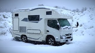 【雪中車中泊】大雪で眠る夜｜軽井沢から新潟へ！｜キャンピングカー車中泊 [upl. by Laval299]