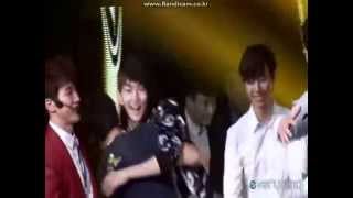 130519 SHINEE ONEW온유 FANCAM 인기가요 스탭한테 안겨서 끌려가는 온유 ▽↗ [upl. by Kila773]