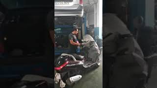 Como abrir asiento de piaggio x8 sin bateria y sin llave o cuando la llave se queda en la maleta [upl. by Ahsircal]