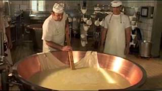 Come si fa il ParmigianoReggiano 03  lavorazione [upl. by Ellenid]