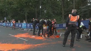 Klimakleber in Berlin machen weiter  nach 31 Festnahmen beim Marathon [upl. by Eixor675]