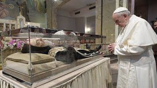 Papa Francisco rezando diante o Corpo incorrupto de São Padre Pio de Pietrelcina [upl. by Wrand434]