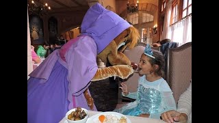 COMER CON PRINCESAS EN DISNEYLAND PARIS  Auberge de Cendrillon [upl. by Carey78]