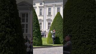 Trompetensignal zum Hissen der Flagge  Stabsmusikkorps der Bundeswehr Schloss Bellevue bundeswehr [upl. by Anayit]