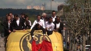 Les footballeurs de lUS Quevilly fêtés comme des héros [upl. by Ahtoelc]