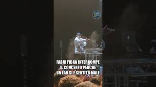 Fabri Fibra interrompe concerto perchè uno spettatore si sente male [upl. by Irrak965]