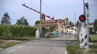 Spoorwegovergang Pieve Saliceto I  Railroad crossing  Passaggio a livello [upl. by Aid]