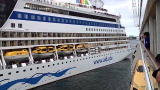 AIDA Flottentreffen Ganz schön knapp  AIDAblu legt hinter AIDAsol in Kopenhagen an [upl. by Lehman]