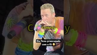 Coldplay para o show após fã cair tentando INVADIR o palco [upl. by Artkele834]