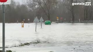 Atrapado por la inundación Bomberos rescata a un hombre de la riada en Vitoria [upl. by Kcirre]