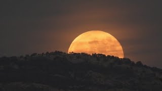 La Luna Piena del Castoro brilla nei cieli dItalia le splendide immagini [upl. by Avehs]