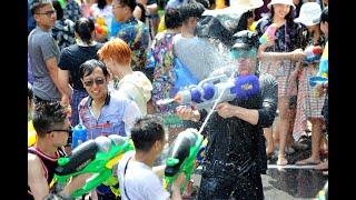 Einheimische und Touristen feiern Wasserfest in Thailand [upl. by Nnaitsirk]