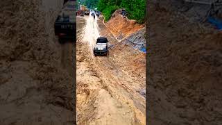 This Mitsubishi L300 is reckless on extreme muddy roads automobile truck offroadtruck batujomba [upl. by Nema]