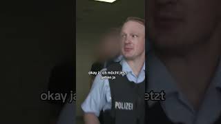 Polizist sperrt ihn einfach in der Zelle ein 🤣🚨👮🏻‍♂️  shorts  Real Stories Deutschland [upl. by Boycey]