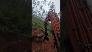 excavator doosan máyxúc anh thợ lái máy xúc đi làm đường gặp phải cục đá siêu to [upl. by Ydnat]