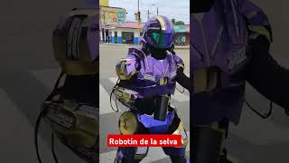 Un artista de la calle se viste de Robot para ganarse algunas monedas [upl. by Posner]