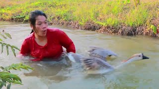 Woman finds food for a rabbit encounters geese amp prepares soup for dog amp monkey cooking in jungle [upl. by Aiasi773]