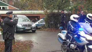 Emotionaler Abschied von Helmut Schmidt  Polizei salutiert bei Blaulichteskorte [upl. by Berthoud746]