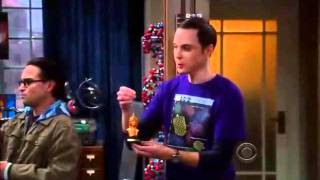 Sheldon cooper nos dice porqué celebrar el nacimiento de Isaac Newton en navidad [upl. by Sharman272]