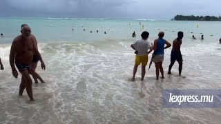 Cyclone tropical Belal La plage de Pereybere est recouverte par les vagues [upl. by Roxy]