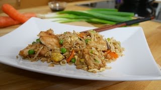 Gebratener Asia Reis mit Hühnchen 😍 schnell amp einfach  Eierreis wie beim Chinesen  Lets Cook [upl. by Allwein]