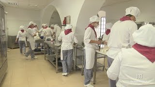 Se inician las clases del Ciclo Formativo de Grado Medio de Cocina y Gastronomía en Marchena [upl. by Dnomhcir134]