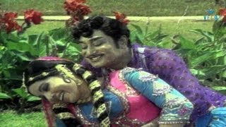 Puthi Ketta Ponnu Onnu Video Song  Sivaji Ganesan Jayalalitha  Anbai Thedi [upl. by Melisent]