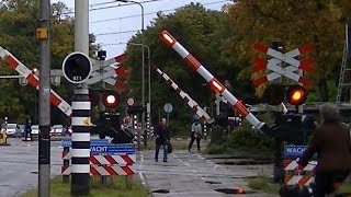 Man raakt opgesloten tussen de spoorbomen op station DriebergenZeist [upl. by Louth]