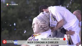 Iker Casillas en la Cibeles ofreciendo el 32 título de Liga a la afición del Real Madrid [upl. by Aetnahs849]