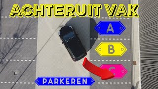 ACHTERUIT INPARKEREN IN EEN VAK [upl. by Arnie646]