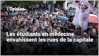 Les étudiants en médecine envahissent les rues de la capitale [upl. by Sikleb521]