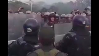 Rifirrafe entre Guardia Nacional venezolana y la Policía colombiana por los ‘Guarimberos’ [upl. by Gizela]