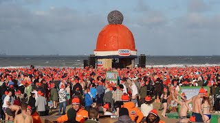 Sfeerimpressie nieuwjaarsduik Scheveningen 2024 vanaf de boulevard [upl. by Reames306]