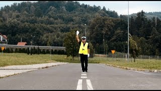 Zobacz jak reagować na sygnały policjanta ręcznie kierującego ruchem [upl. by Nylhsoj638]