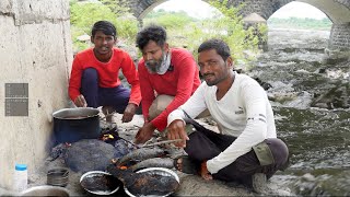 आधी पकडले मासे आणि नदीकाठी चुलीवर बनवले ताज्या मास्यांचे झणझणीत गावरान कालवण😋😋 [upl. by Akemot753]