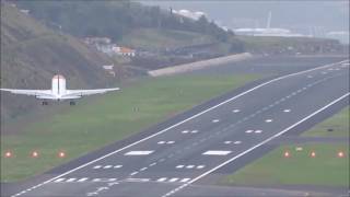 Atterrissage très difficile en pleine tempête à Madeira Airport [upl. by Sirap]