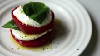 Салат Капрезе Insalata Caprese [upl. by Oicinoid]