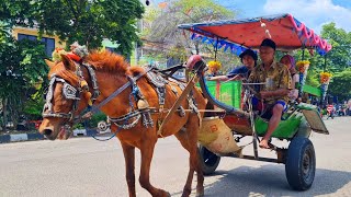 NAIK DELMAN ISTIMEWA 🎶 LAGU TOPI SAYA BUNDAR 🤠 NAIK KUDA DELMAN ONDEL ONDEL BADUT LUCU JOGET [upl. by Zap919]