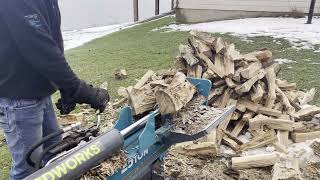 Log Splitting Yardwords 25 Ton [upl. by Aicenod748]