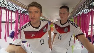 Das ist das deutsche WMTrikot Präsentation der besonderen Art mit Thomas Müller und Julian Draxler [upl. by Albarran441]