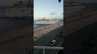 Un ferry de la naviera Armas choca contra el muelle de la Esfinge en Las Palmas [upl. by Soisanahta449]